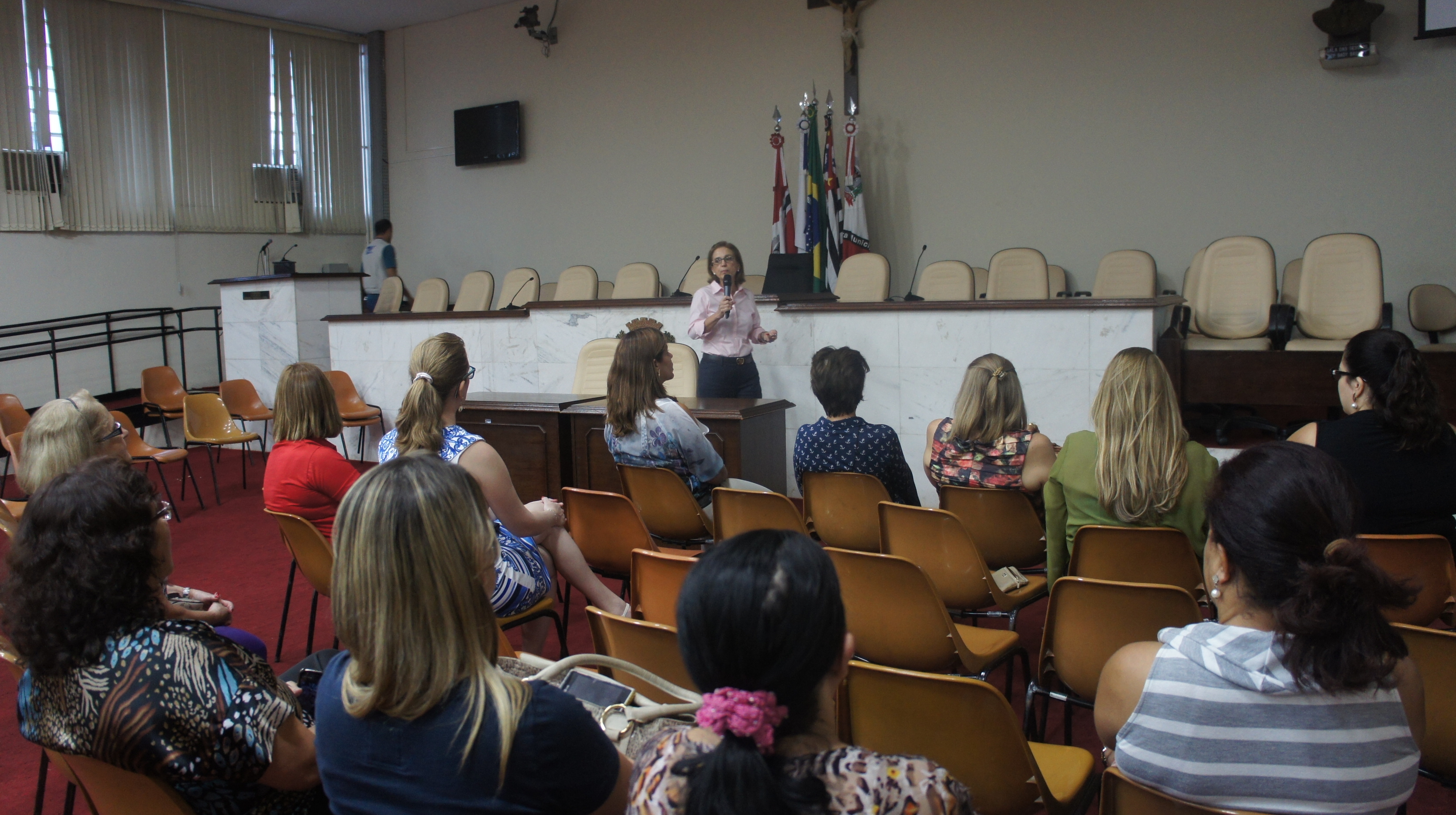 Escola do Legislativo presta homenagem às mulheres