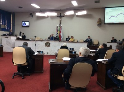 CEI apresenta relatório de investigação de contrato do lixo