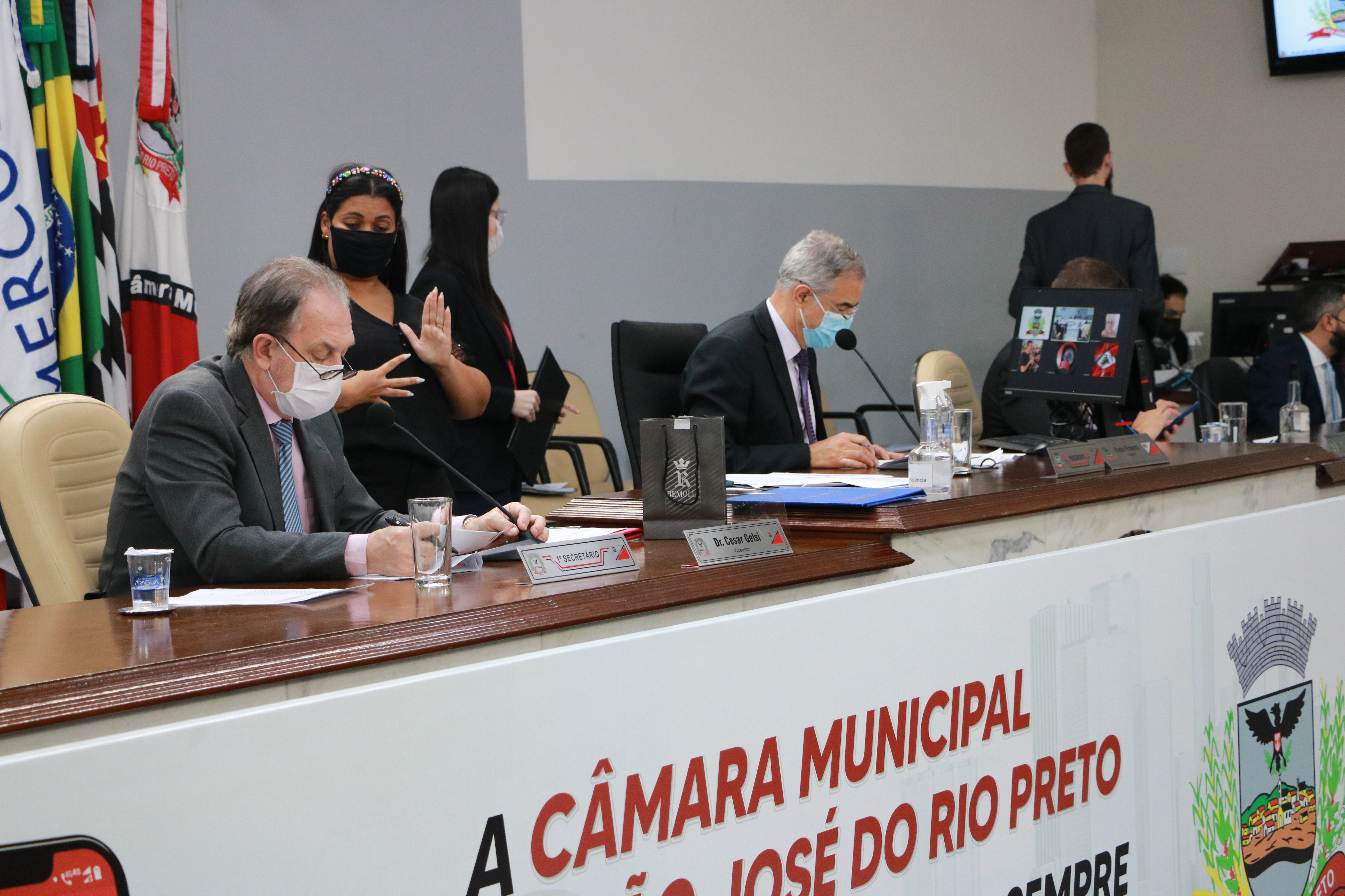 Vereadores derrubam dois vetos do Executivo