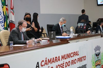 Vereadores derrubam dois vetos do Executivo