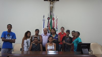 Adolescentes conhecem o prédio da Câmara de Rio Preto