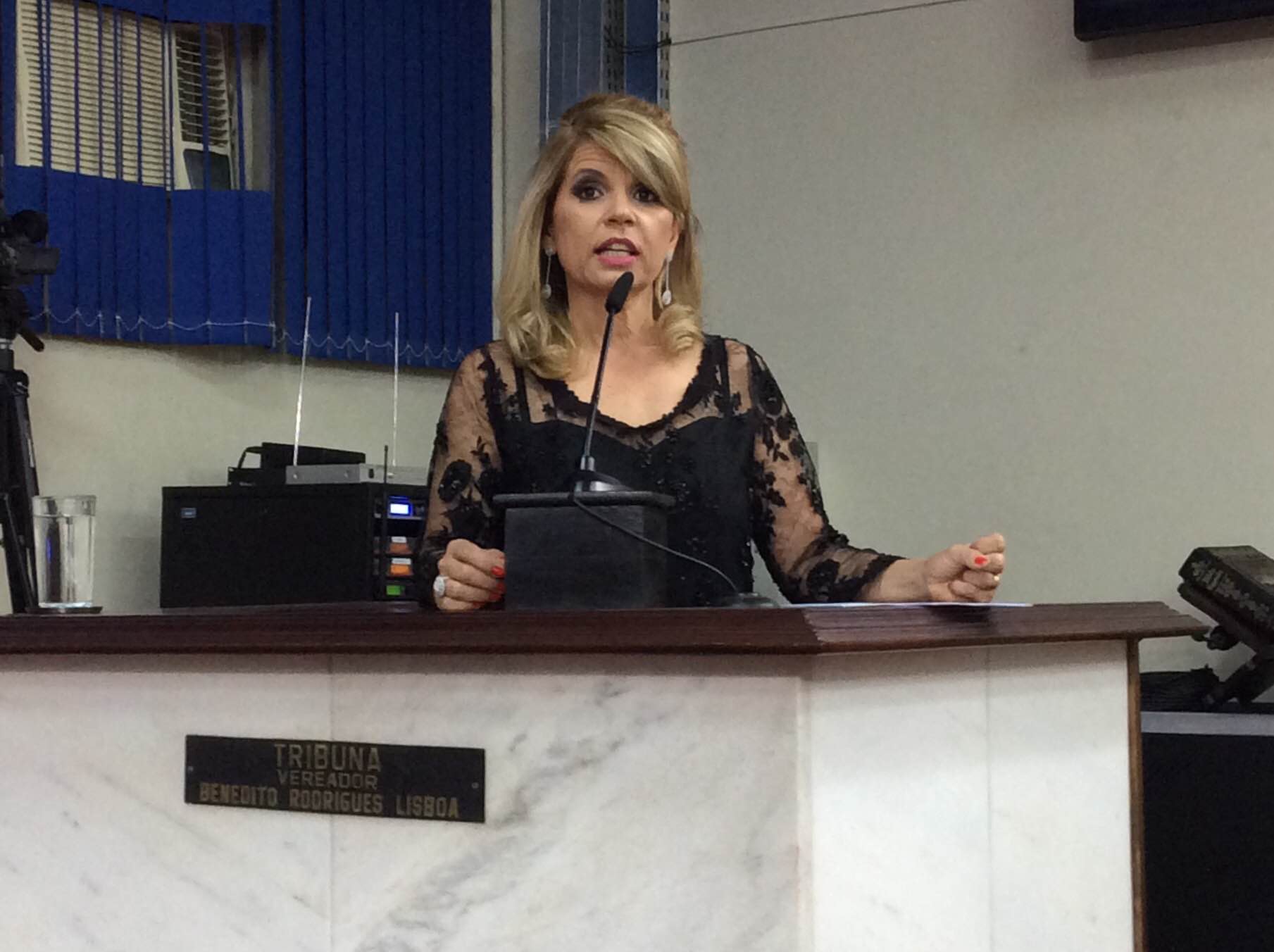Adriane Cirelli recebe diploma de reconhecimento público