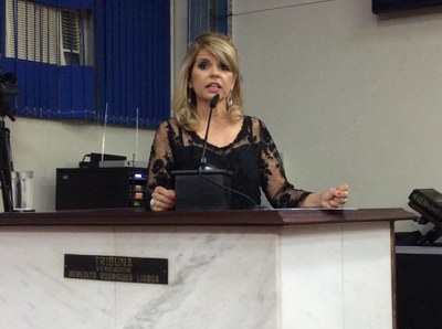 Adriane Cirelli recebe diploma de reconhecimento público