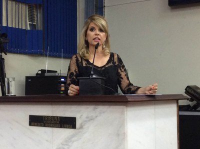 Adriane Cirelli recebe diploma de reconhecimento público