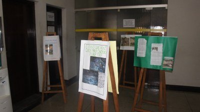 Alunos fazem exposição sobre lixo jogado em vias públicas