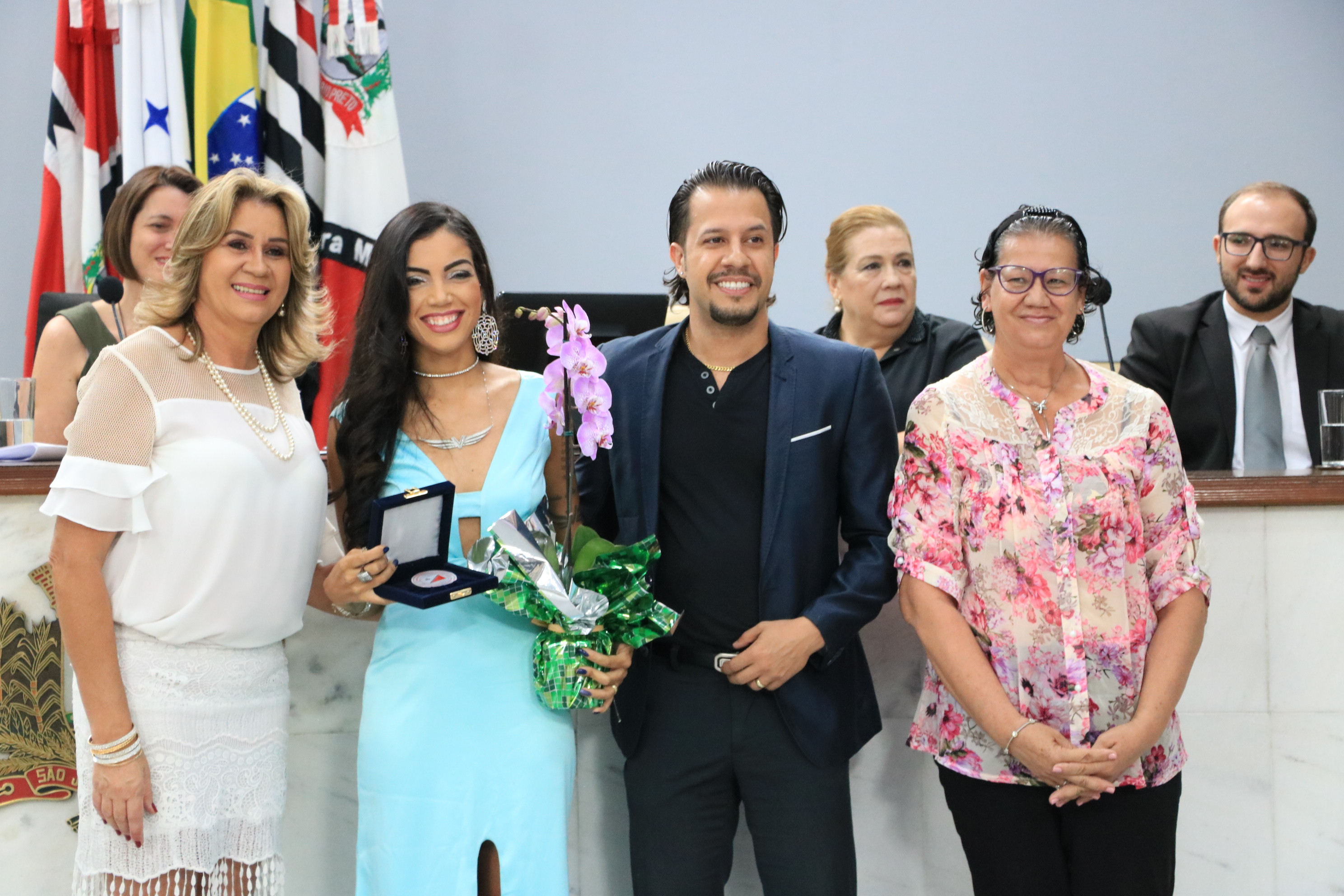 Amanda Oliveira recebe Medalha do Mérito Comunitário