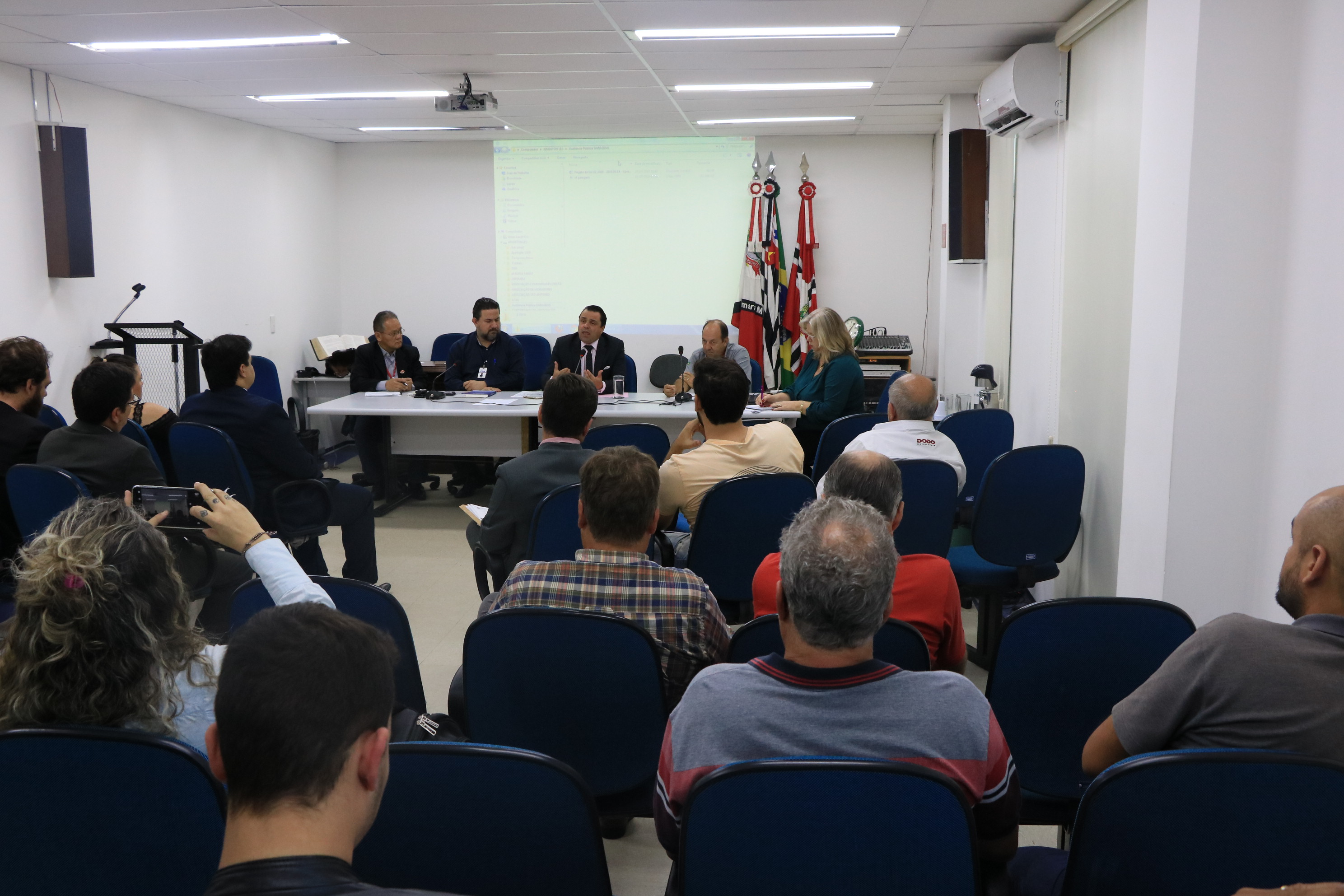 Audiência pública reúne lojistas de veículos e Procon