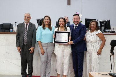 Bispa Jeiza recebe o Título de Cidadã Honorária