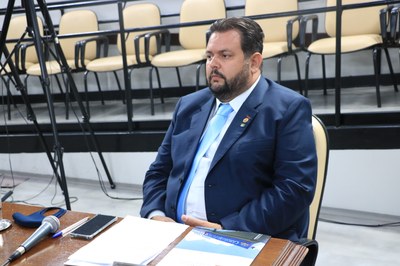 Branco propõe que bares, restaurantes e barbearias sejam serviços essenciais