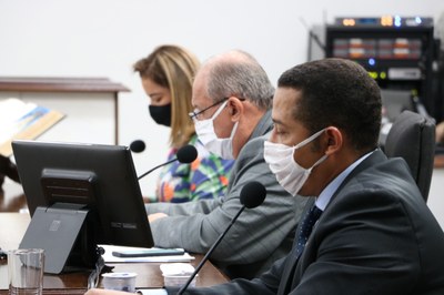 Câmara derruba veto a Auxílio Atleta e creche perto do trabalho