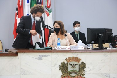 Câmara aprova auxílio emergencial de R$ 450 para combater pobreza