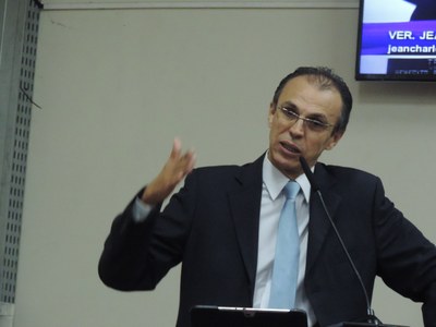 Câmara aprova guarda em centro esportivo e veto a som em posto
