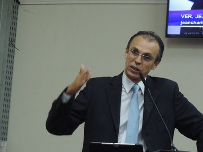 Câmara aprova guarda em centro esportivo e veto a som em posto