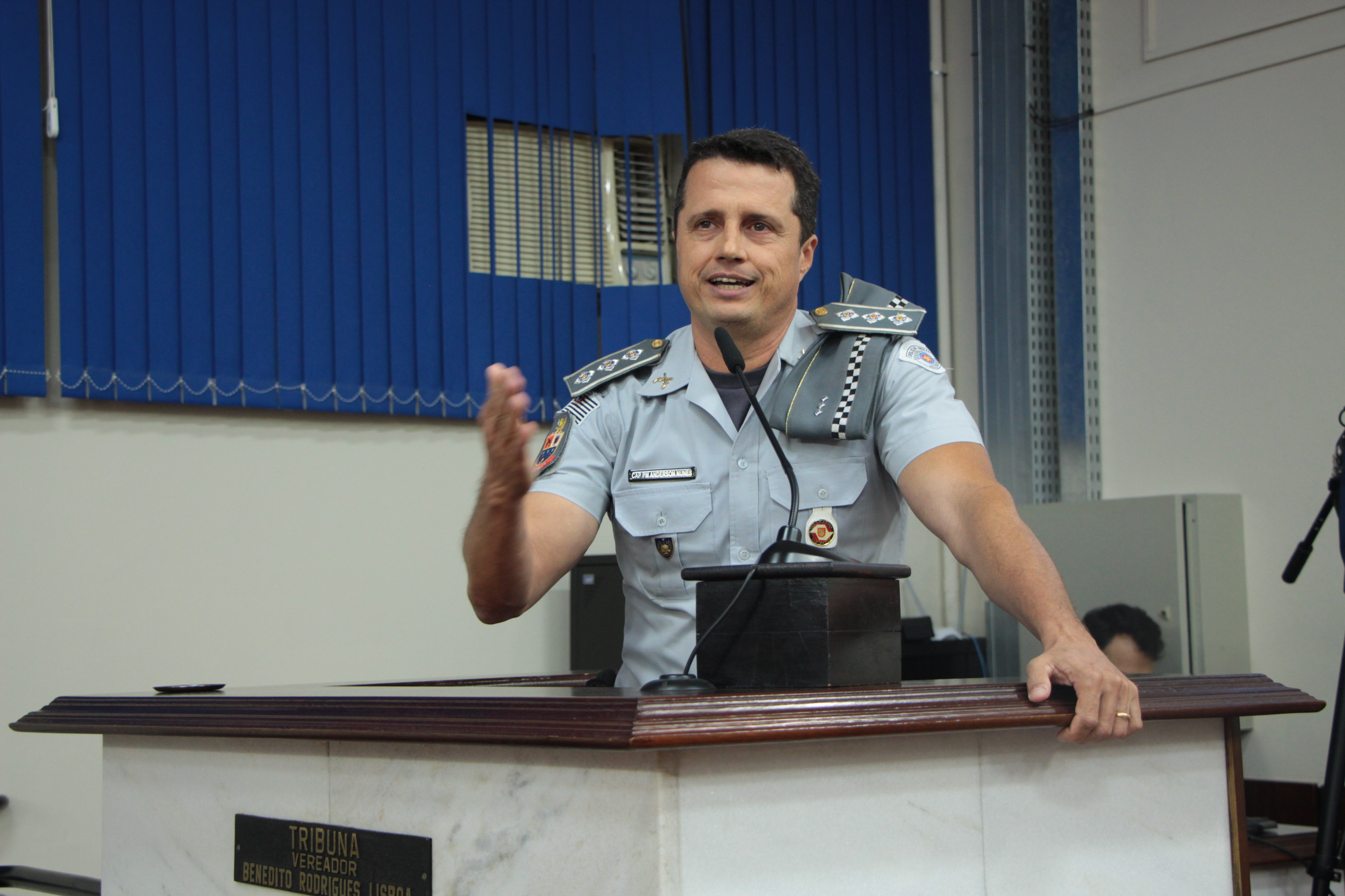 Câmara aprova honrarias a padre, professor e capitão