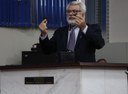 Marco Rillo voltou a fazer críticas em relação à qualidade do asfalto; mostrou pedaços que diz ter arrancado à mão do chão Câmara aprova legalidade de projeto que proíbe venda de gás de buzina