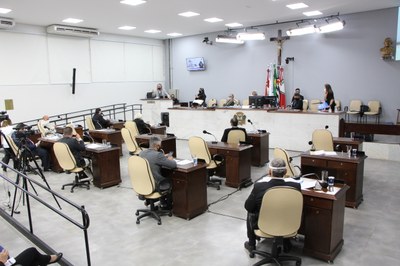 Câmara aprova multas para participantes de festas clandestinas