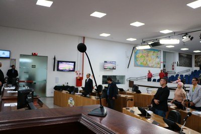 Câmara aprova novas regras para podas de árvores no município