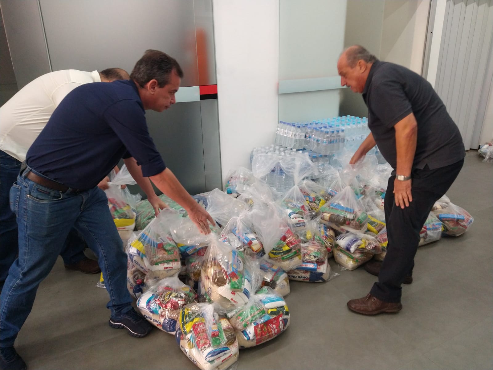 Câmara arrecada mais de 2 toneladas de mantimentos para Litoral Norte