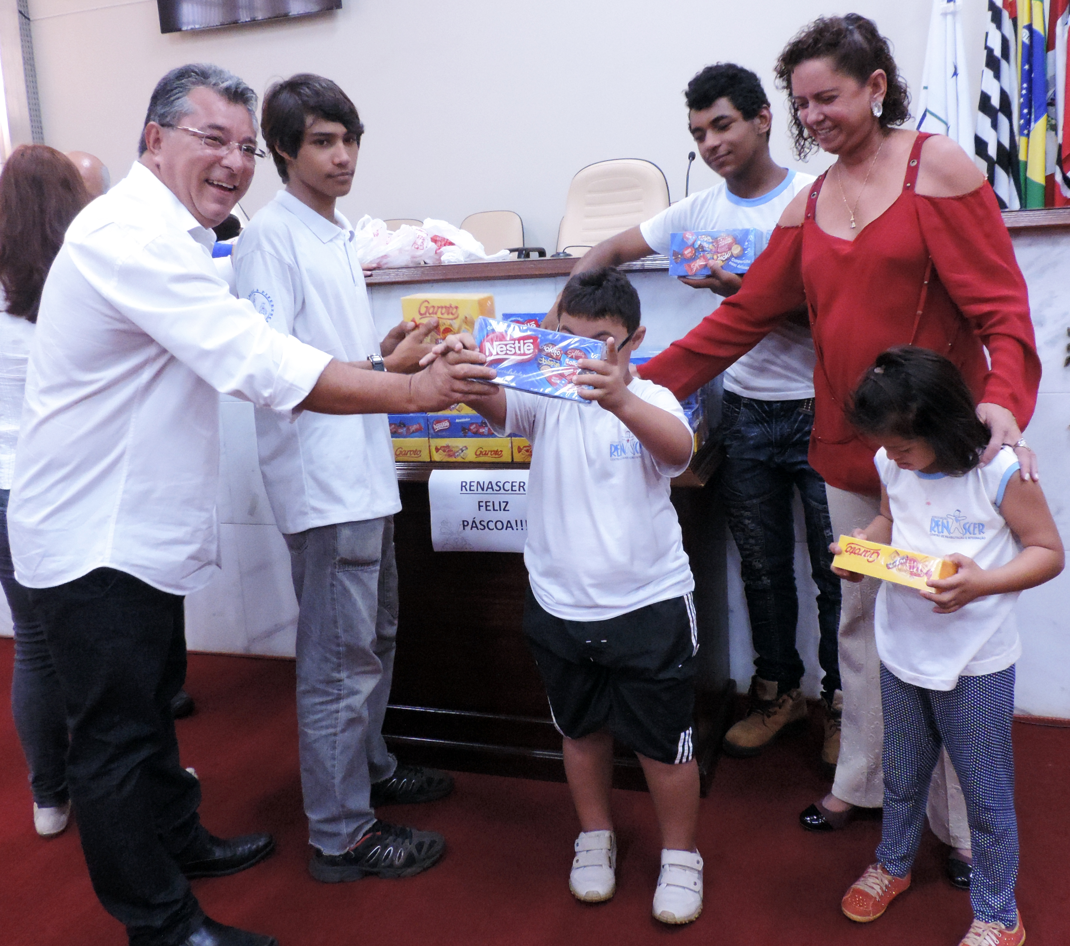 Para celebrar a Páscoa, Câmara doa chocolates a instituições