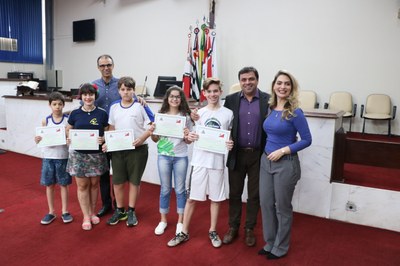 Câmara entrega certificados a finalistas de concurso cultural