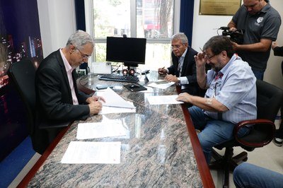 Presidente da Câmara com representantes da Empro na assinatura do contrato: "Serviço mais ágil e de qualidade para a população" Câmara fecha contrato para atualização tecnológica