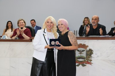 Câmara outorga Medalha do Mérito Comunitário a Lana Braga