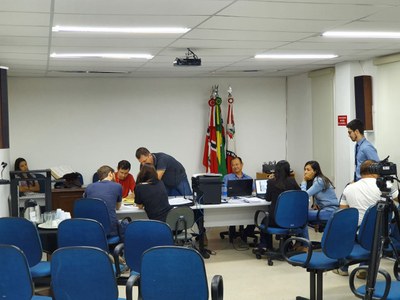 Câmara realiza pregão para piso do Plenário