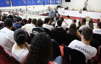 Alunos da escola Justino Jerry Faria visitam o legislativo