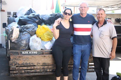 Câmara recebe caminhão de mantimentos para Mariana (MG)