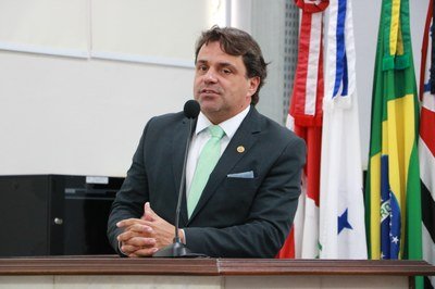 Jean Dornelas é autor ro projeto de Lei que dispõe sobre a obrigatoriedade do fornecimento de água, gratuita, pelos organizadores de shows e eventos Câmara vota o fornecimento grátis de água em shows e eventos