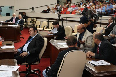 Câmara vota criação de cargos e mudança no horário das sessões