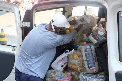 Campanha realizada na Câmara arrecada 1 tonelada de alimentos