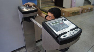Catracas são instaladas no saguão do Legislativo