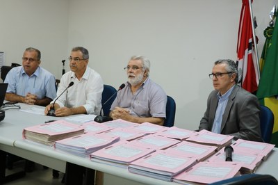 CEI do Lixo apresenta relatório final em coletiva