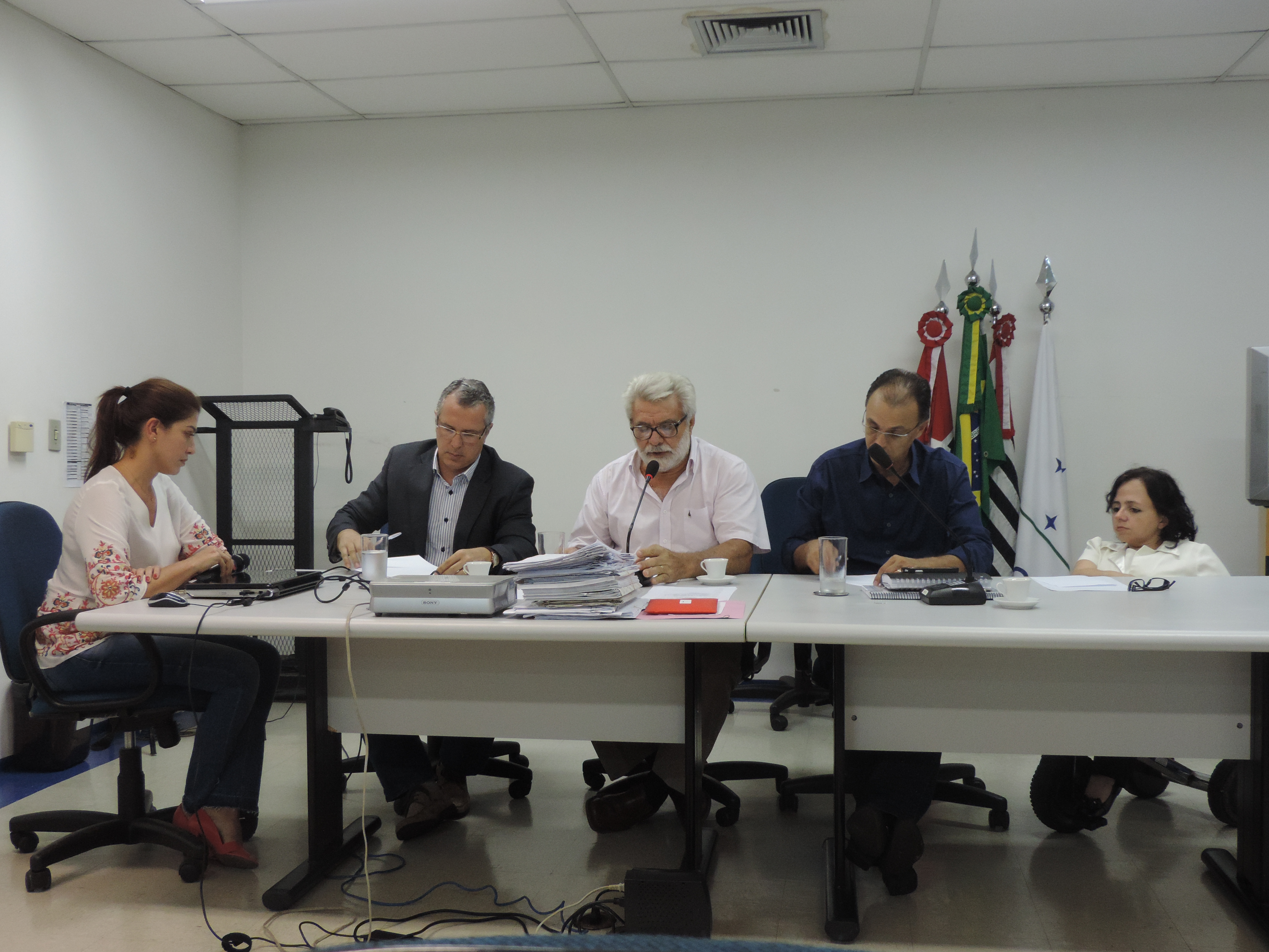 CEV da Habitação ouve servidores da Emcop