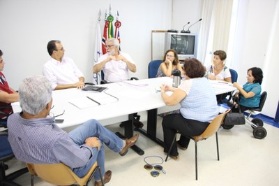 CEV da Habitação se reúne com assistentes sociais para debater estudo