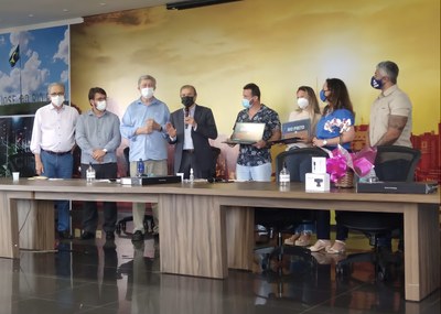 Comissão acompanha lançamento de projeto educacional