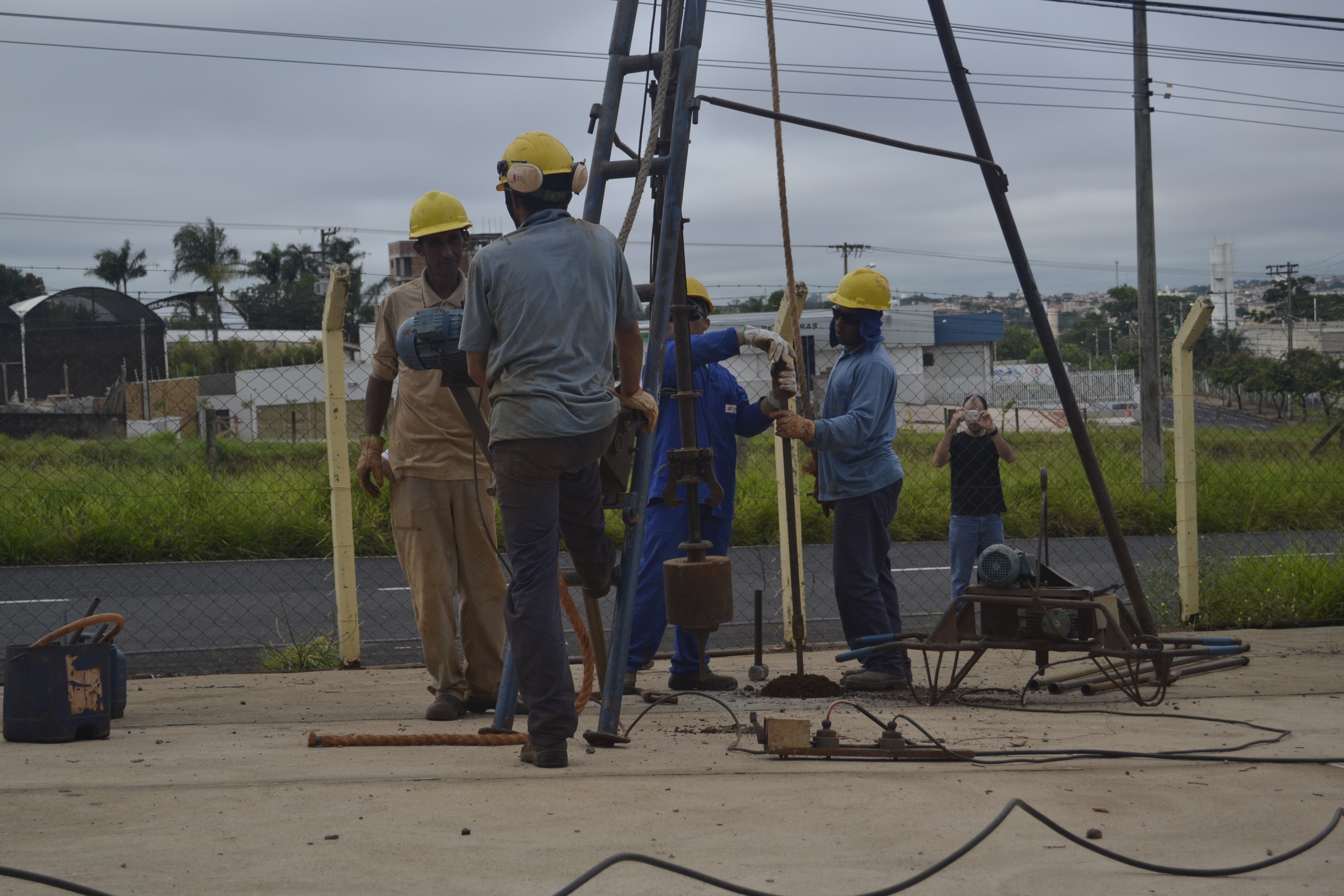 Diretores visitam terreno onde será instalada antena da TVC