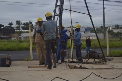 Diretores visitam terreno onde será instalada antena da TVC
