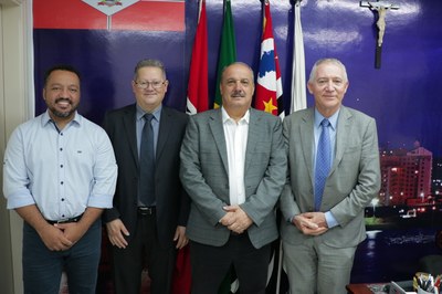 Diretoria regional da Caixa visita presidência da Câmara