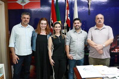 Vereador licenciado João Paulo Rillo, presidente municipal do PSol, Luciana Fontes, Kelly Previato, Douglas Sendem e presdidente Paulo Pauléra na posse de Douglinha como vereador Douglas Sendem assume cadeira na Câmara