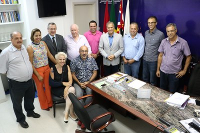 Edinho visita Câmara e se reúne com vereadores para debater projetos