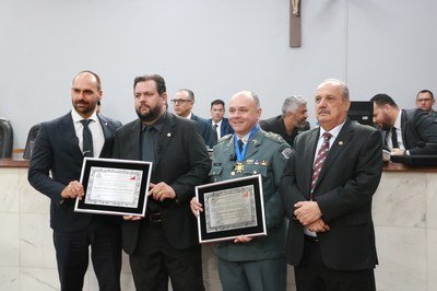 Eduardo Bolsonaro e cel. Fábio Rogério são homenageados