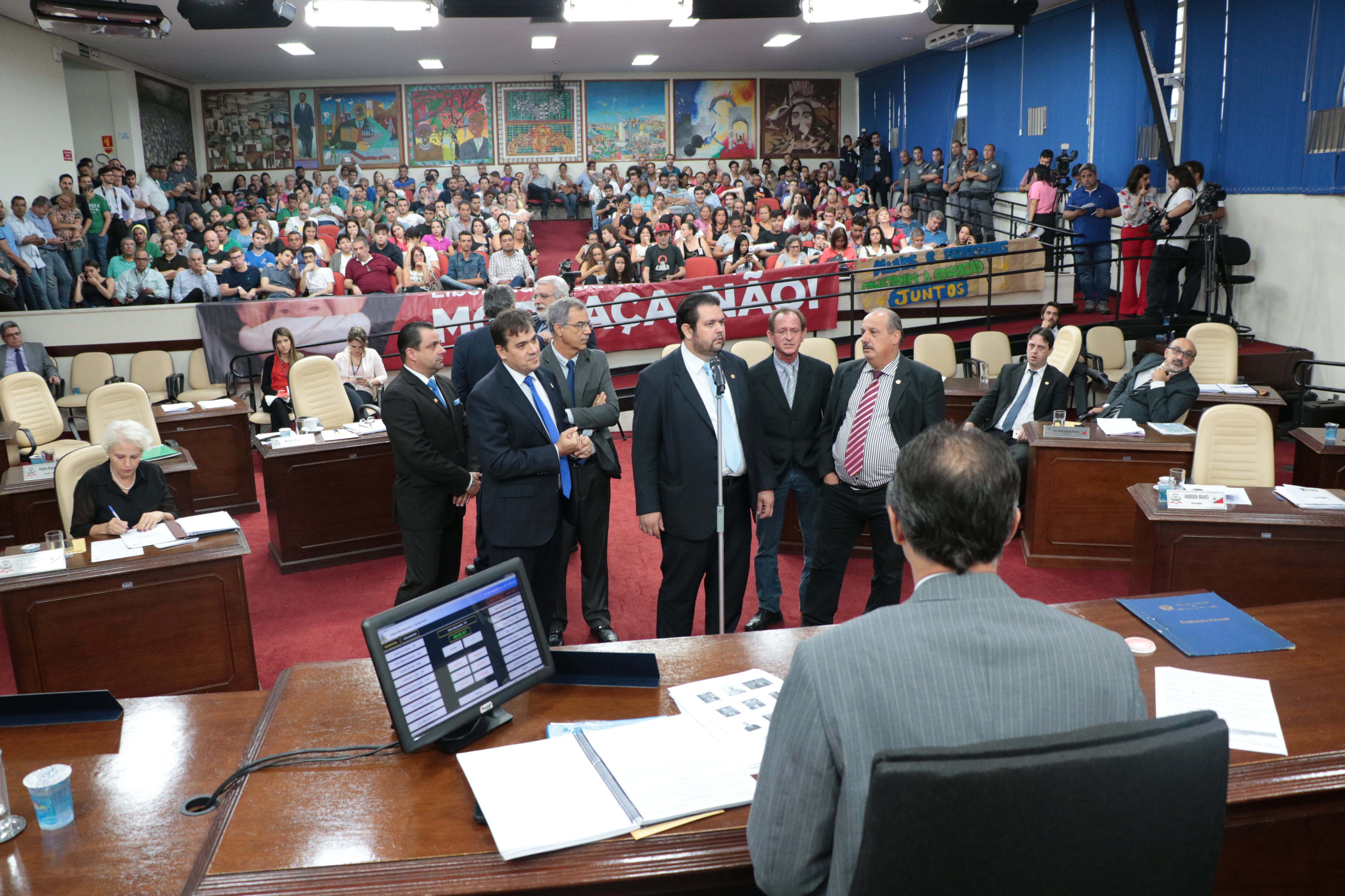 Em sessão acalorada, vereadores aprovam Escola Sem Partido