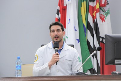 Fisioterapeuta ministra curso na Câmara sobre ergonomia