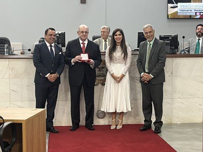 Halim Atique Júnior recebe a medalha das mãos de Jean Dornelas, acompanhado da esposa e do presidente da Câmara Halim Atique Júnior é homenageado na Câmara