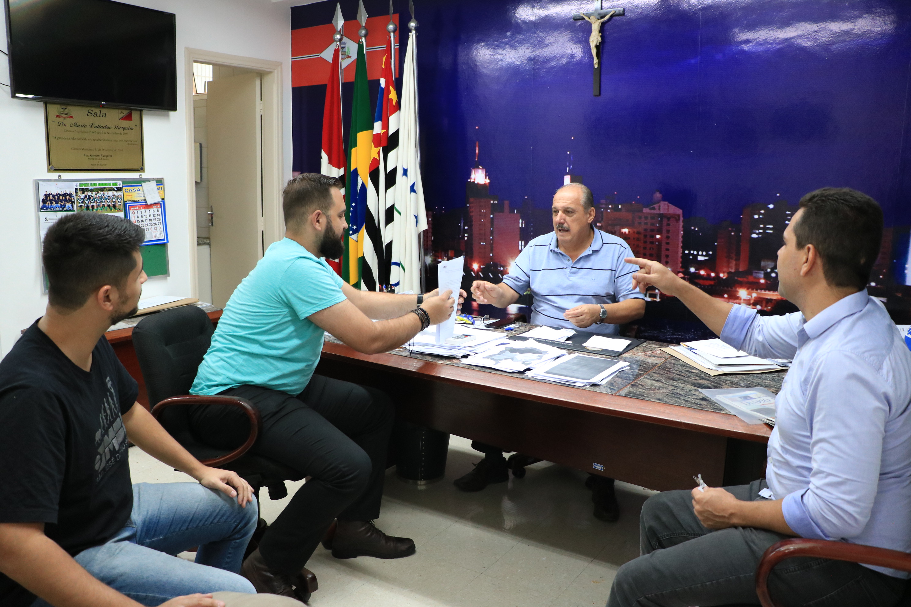 Integrantes do MBL visitam o presidente da Câmara