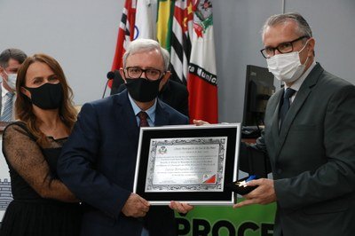 Isaias Bernardes de Oliveira recebe a Medalha do Brasão do Município