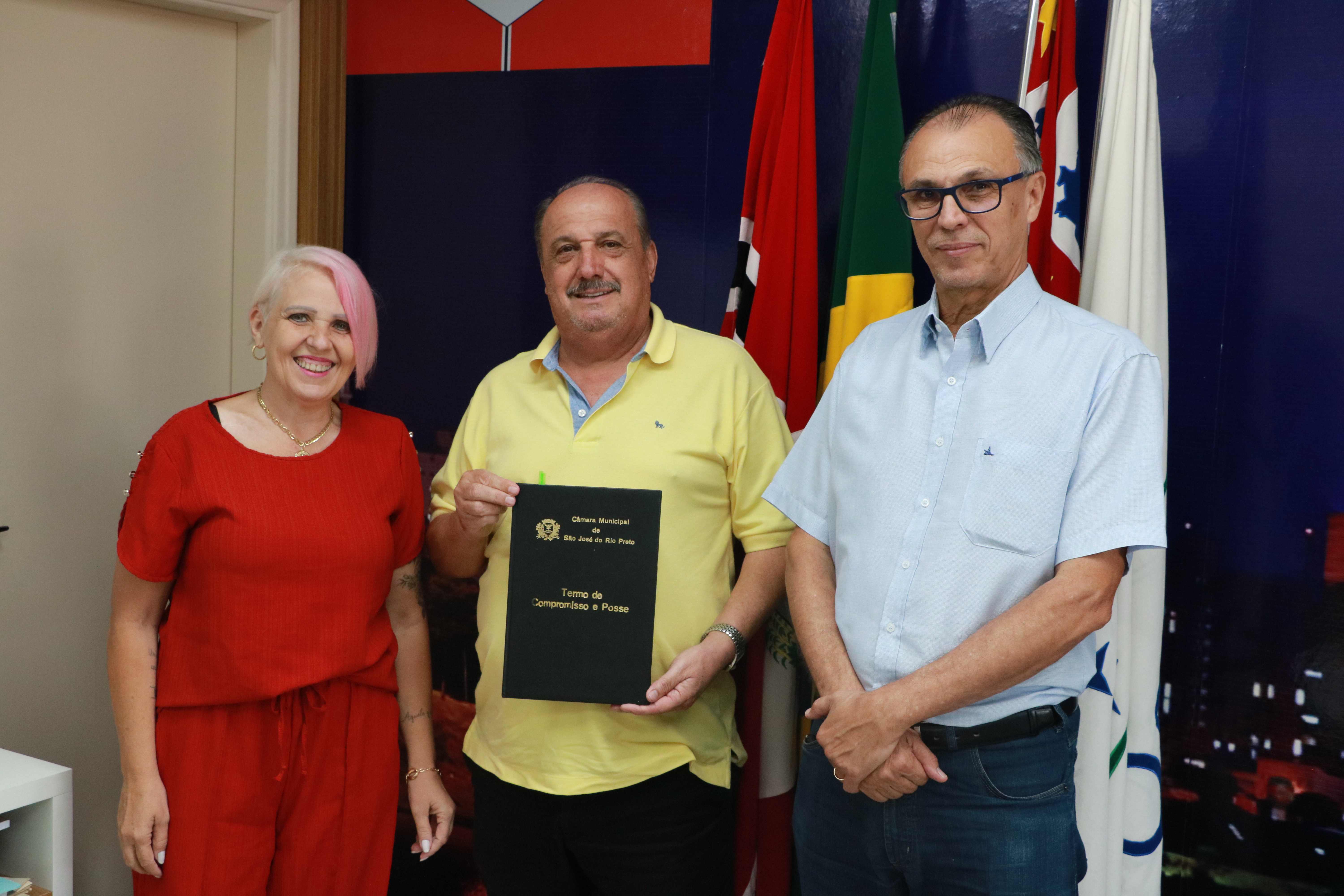 Jean Charles e Cláudia De Giuli reassumem cadeiras na Câmara