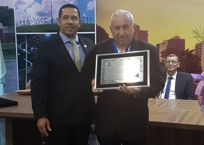 Jurandir Passoni recebe homenagem do Legislativo